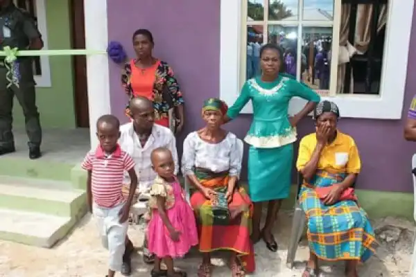 Photos: Akwa Ibom State first lady gifts fully furnished bungalow to widow